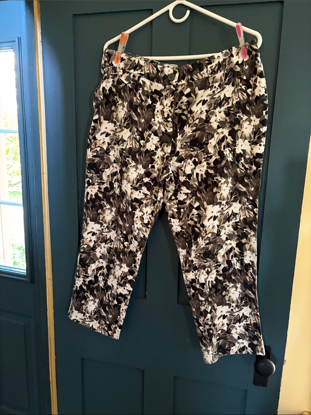 Ladies Black & White Abstract Print capris